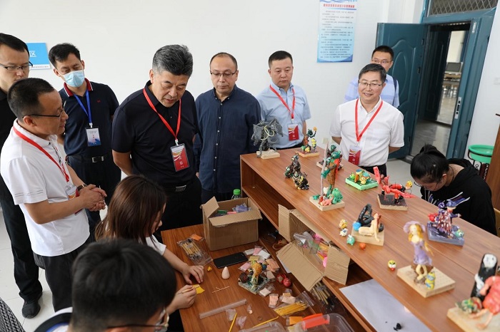 1599705001920578.jpg 马骏副厅长参观学生艺术作品展 1.jpg